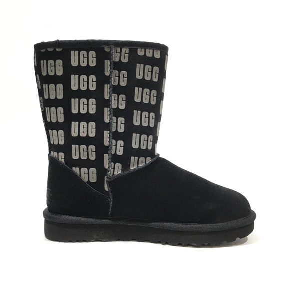 UGG CLASSIC SHORT II UGG LOGO GRAPHIC BOOTS -BLACK SUEDE -WOMEN US 7 -NEW - Picture 2 of 9